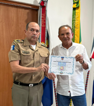 Ex-deputado Cícero Cavalcante recebe honrarias da Polícia Militar de Alagoas
