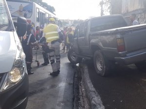 Acidente envolvendo carro e ônibus deixa motorista ferida na Ladeira Geraldo Melo