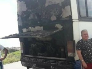 Traseira de ônibus de estudantes de São Luís do Quitunde incendeia