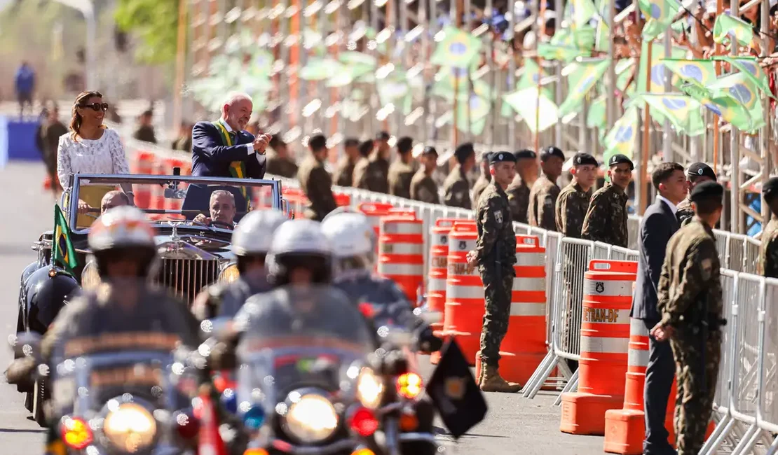 Lula e ministros acompanham desfile; público entoa 'sem anistia'