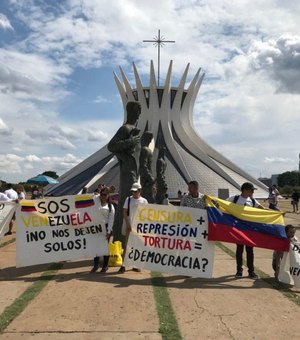 Venezuelanos protestam contra Maduro em frente à Catedral de Brasília