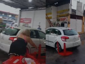 Homem expulso de posto volta de carro e quase atropela clientes que bebiam no local