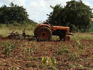IGACI: Prefeito Petrúcio Barbosa garante aração de terra gratuita para agricultores