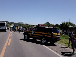 Criança é atropelada e moradores interditam BR 316, em Cacimbinhas
