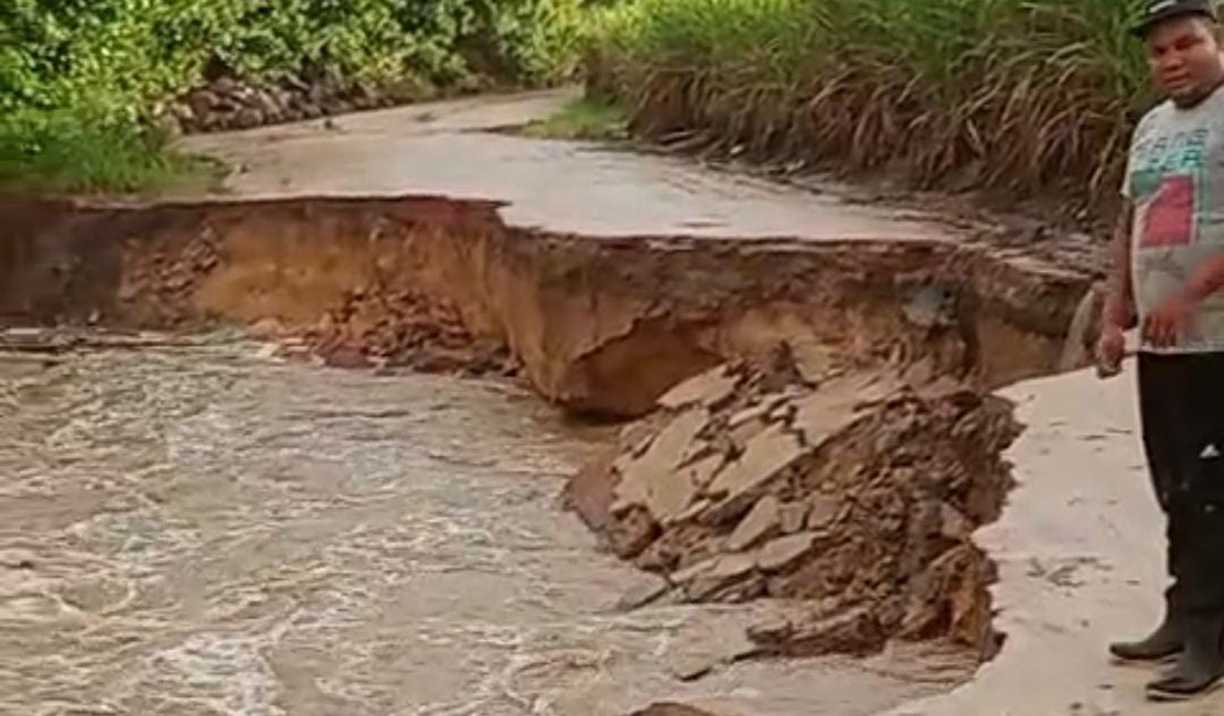 [Vídeo] Temporal destrói estrada vicinal no município de Matriz de Camaragibe