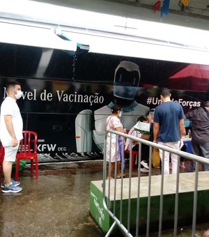 Apesar da chuva, população comparece para se imunizar no Busão da Vacina