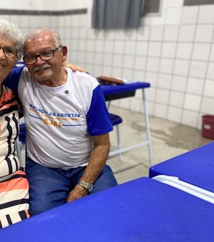 Com 80 e 81 anos, casal volta a estudar após mais de 60 anos fora da sala de aula
