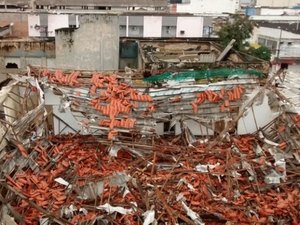 Devido às fortes chuvas, teto do antigo prédio da Secretaria de Educação desaba