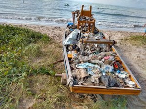 Pescadores recolhem lixo em praias da cidade de Paripueira 