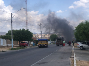 [Vídeo] Moradores de Canapi queimam pneus em rodovia em protesto contra a Casal