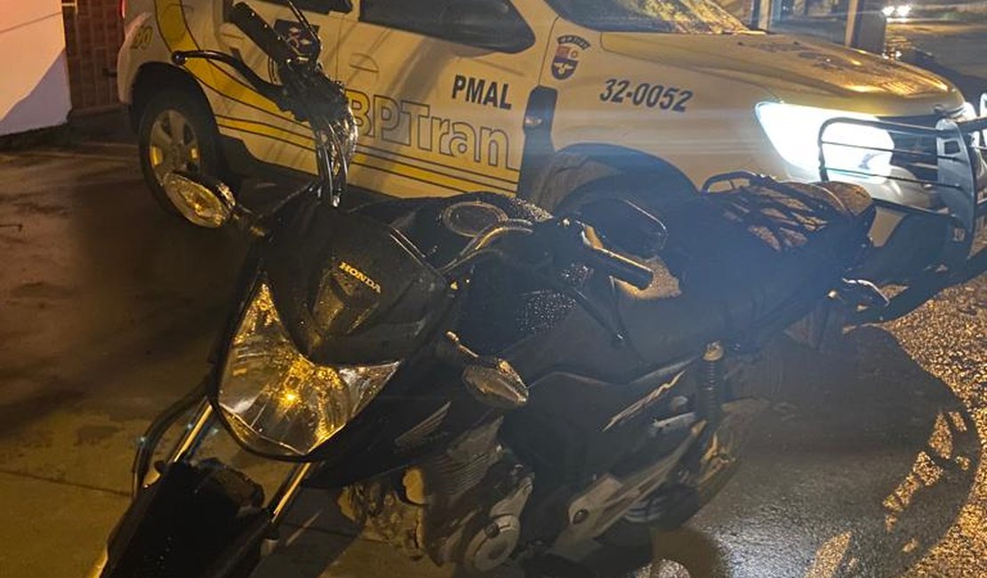 Motocicleta furtada é  abandonada na Vila Brejal