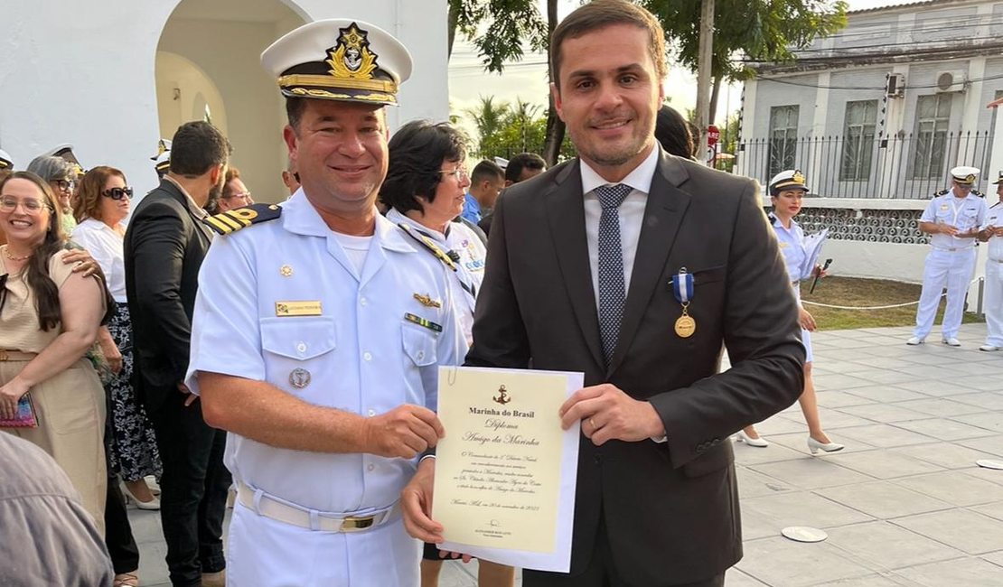 Deputado Alexandre Ayres recebe medalha Amigo da Marinha