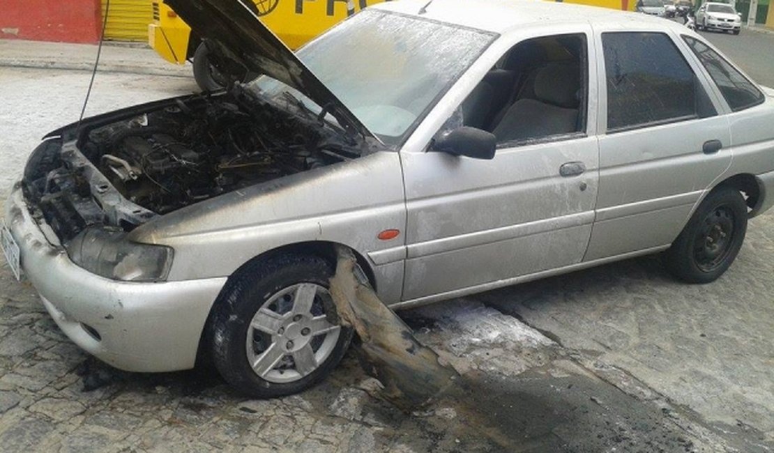 Perigo: carro incendeia em posto de combustíveis de Arapiraca