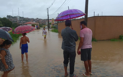 Rio Comandatuba invadiu casas próximas 