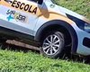 Aluna de autoescola perde controle de veículo durante exame e carro cai em vala em Arapiraca