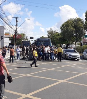 Protesto de ex-rodoviários da Veleiro bloqueia faixa azul da Fernandes Lima