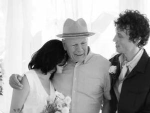 Filha de Bruce Willis adianta casamento para que pai possa participar