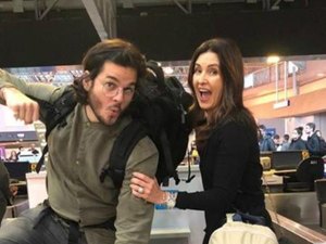 Prontos para as férias, Fátima Bernardes e Túlio fazem graça no aeroporto