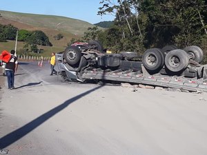Capotamento de caminhão na AL 465 deixa cinco pessoas feridas em Porto Calvo 