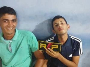 Jovens são presos após roubar motocicleta