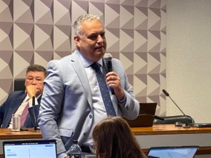 [Vídeo] Alfredo Gaspar é aplaudido de pé ao chegar com relatório da CPMI do INSS