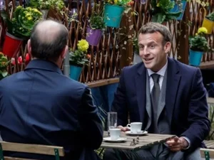 Presidente e premiê da França bebem café na calçada para celebrar reabertura de bares e restaurantes