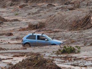 Samarco aceita indenizar 28 famílias por prejuízos após estouro de barragem em MG