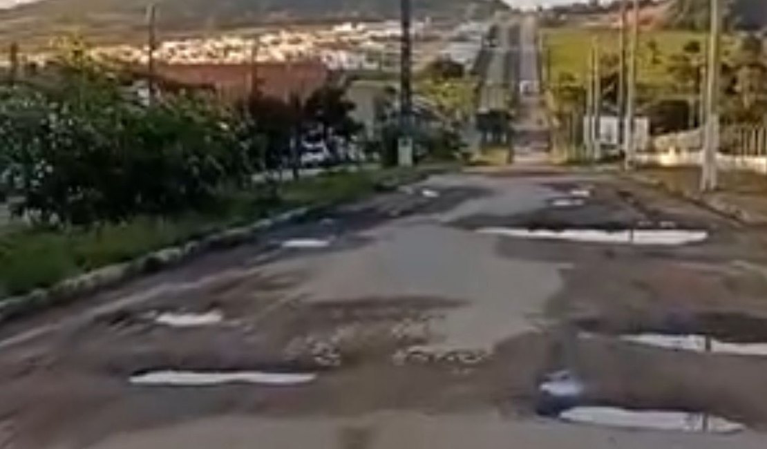 Moradores do bairro Massaranduba reclamam de buracos na Av. Pedro Tertuliano, em Arapiraca
