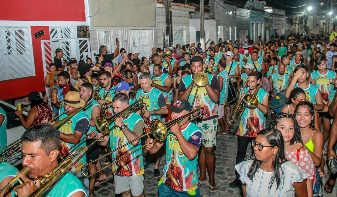 Blocos puxados por orquestras de frevo fazem as prévias do carnaval em Penedo