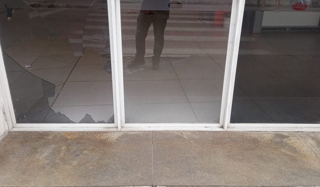 Agência bancária tem vidros quebrados por vândalos, em Arapiraca