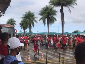 Torcedores do CRB recebem jogadores no Aeroporto Zumbi dos Palmares com muita emoção