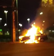 Carro movido a gás natural pega fogo e fica destruído pelas chamas em Maceió