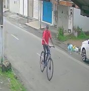 [Vídeo] Câmeras flagram homem furtando bicicleta em vila de Maceió