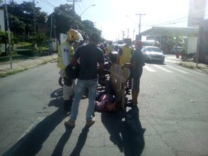 Motociclista perde direção e colide contra poste na orla da Ponta Verde