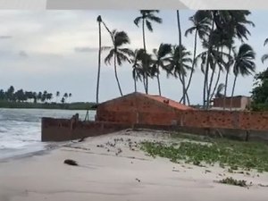 Maré avança na Barra Nova e comerciantes ficam preocupados com os estragos