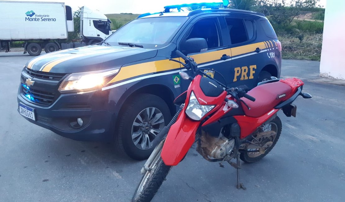 PRF recupera moto roubada durante fiscalização em São José da Laje