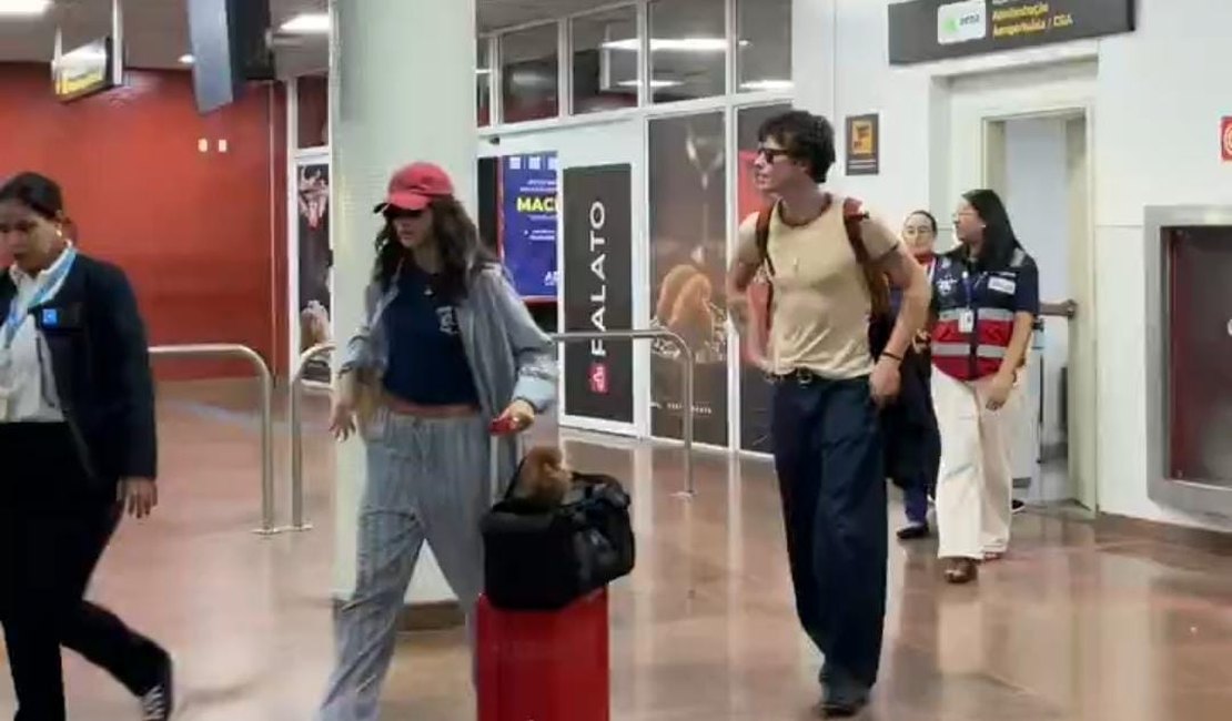 Shawn Mendes e Bruna Marquezine desembarcam no aeroporto Zumbi dos Palmares, em AL