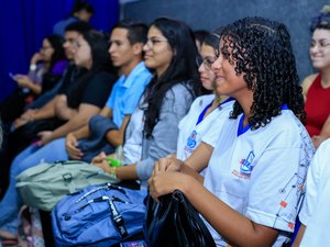 Parceria entre escola e instituições leva cinema de graça para estudantes da rede estadual