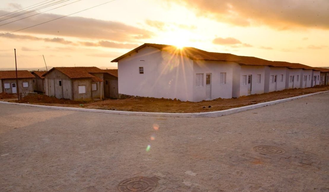 Prefeitura de Arapiraca entrega primeiro lote de casas populares a famílias em vulnerabilidade da Mangabeiras