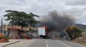 Carreta pega fogo na BR-316, em Maribondo; bombeiros são acionados