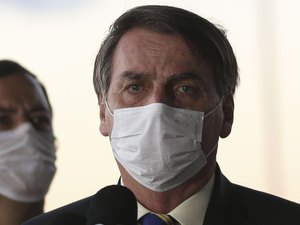 Bolsonaro diz que novo teste para covid-19 deu negativo