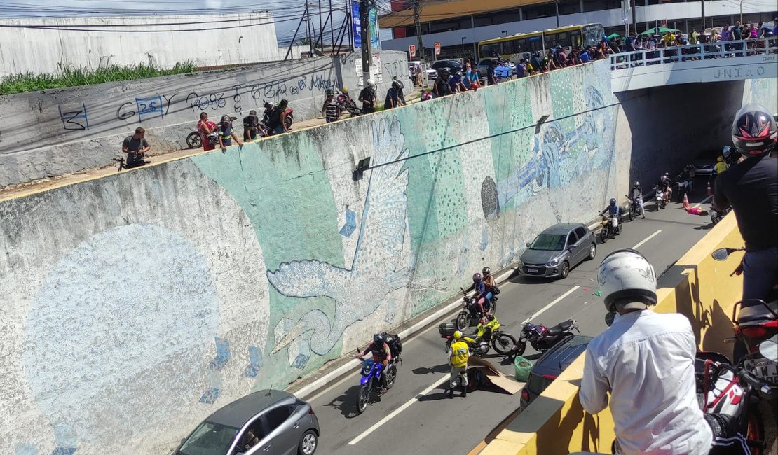 Mulher cai de viaduto e atinge motociclista no bairro do Jacintinho, em Maceió