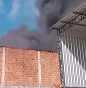 Incêndio destrói fábrica de estofados no bairro Canafístula, em Arapiraca
