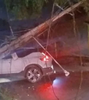 Condutor perde controle direcional e carro colide contra postes em Arapiraca