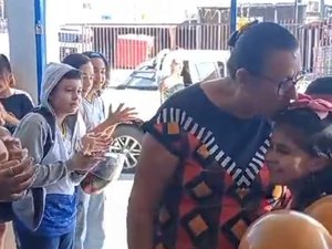 [Vídeo] Professora é homenageada pelos alunos no último dia de aula antes de se aposentar em Arapiraca
