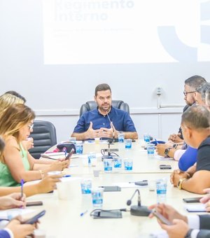 Comissão apresenta aos vereadores documento base para atualização do regimento interno da Câmara de Maceió