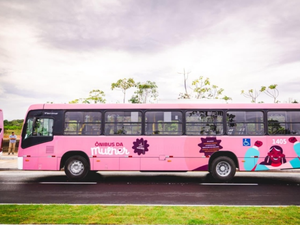 Mulher trans é barrada em ônibus feminino mesmo após mostrar identificação