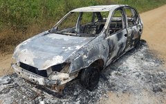 Táxi ficou destruído ´pelas chamas 