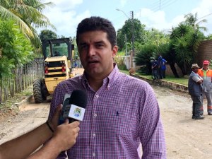 Prefeito Rui Palmeira vistoria obras de infraestrutura no Litoral Norte
