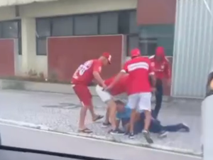 Torcedores do CRB agridem homem com camisa do CSA no Farol
